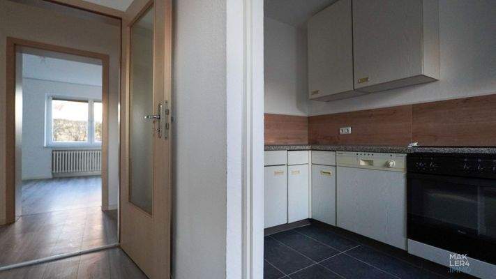 Küche mit Einbauküche und Blick in den Wohnbereich