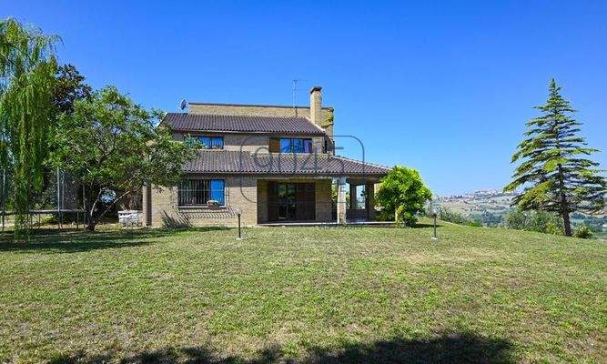 Elegante Villa mit Meerblick in der bezaubernden Hügellandschaft der Marken