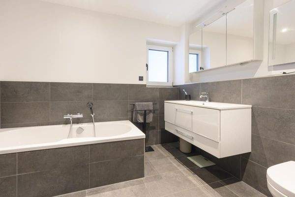 Bad mit Badewanne und Dusche