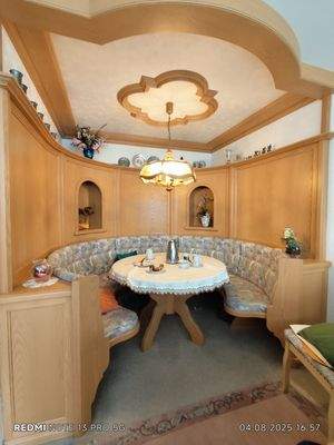 Eingebaute Massivholz-Essecke