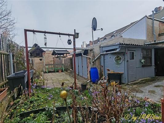 Innenhof mit kleinem Garten und Freisitz