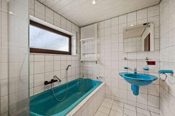 EG | Badezimmer mit Dusche, Wanne & WC (2)