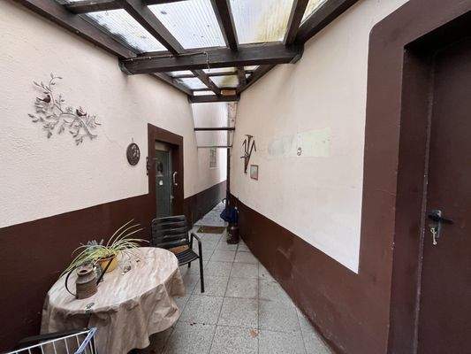 Durchgang zum Nebengebäude