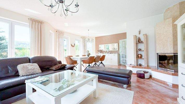 Helles Wohnzimmer mit Kamin