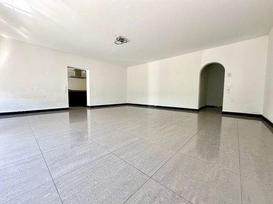 Lichtdurchflutetes Wohnzimmer