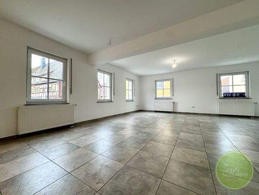 Das toll beleuchtetes Wohnzimmer und ...