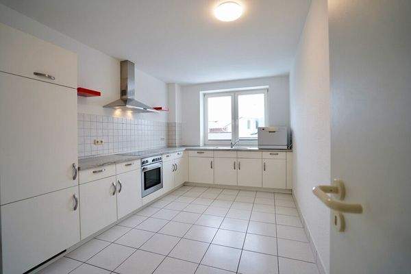 großzügige Einbauküche mit Platz für eine Sitzecke