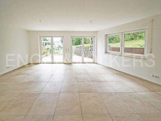 Wohnzimmer mit Zugang zur Terrasse und Garten