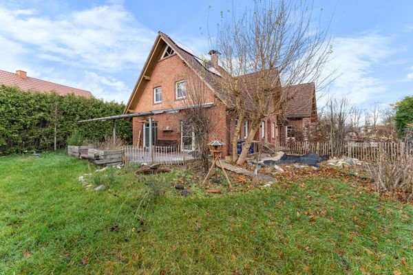 Garten- Blick zur Immobilie