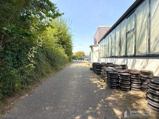 Zufahrt - Blick zur Straße