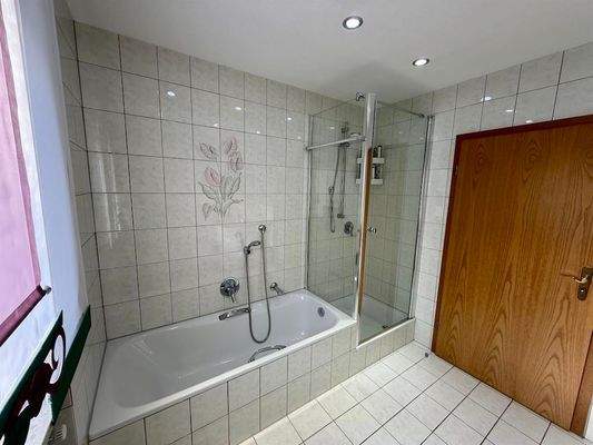 mit Badewanne und Dusche