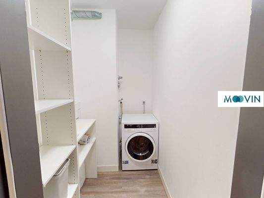 Hauswirtschaftsraum mit Stauraum und Waschmaschine