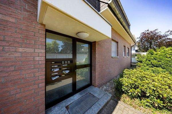 Hauseingang Mehrfamilienhaus