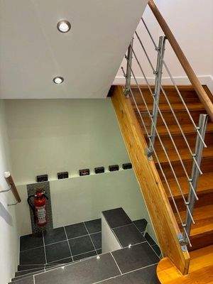 Hochwertige Holztreppe mit Edelstahlelementen.jpg