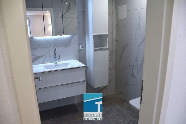 WC mit Waschbecken und Waschmaschinenanschluss