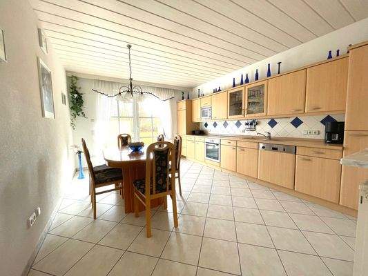 Küche Erdgeschoss mit Essplatz.jpg