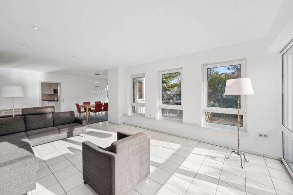 Lichtdurchfluteter Wohn-/Essbereich