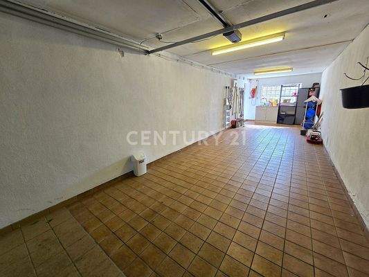 Garage auf der rechten Hausseite mit Platz für 2 PKW 