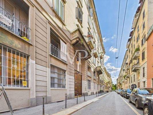 Facciata palazzo e via