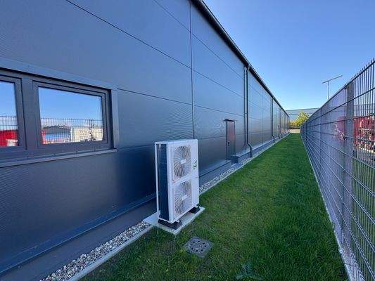 Außenansicht Hallen Rückseite (2).JPG