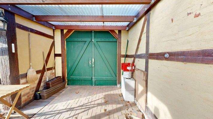 Überdachte Terrasse mit Durchgang zum Carport