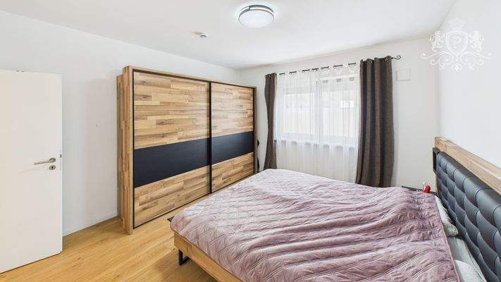 CAM01984G0-PR0511-STILL018