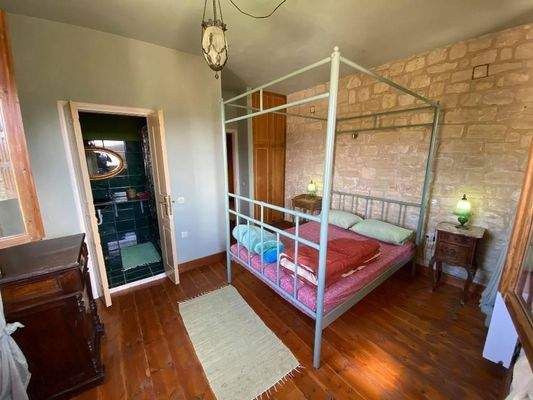 2 komplett ausgestattete Steinvillen mit schönen Gärten und 3 zusätzlichen Baurechten