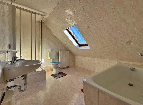 DG - Bad mit Dusche und Wanne