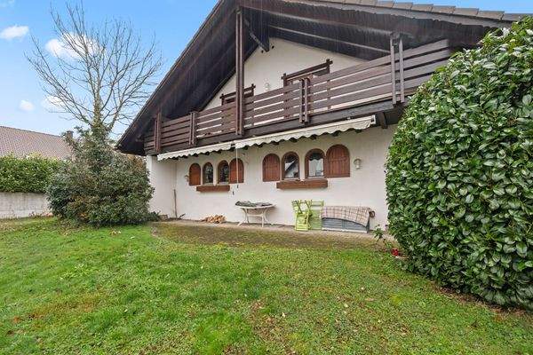 seitliche Terrasse und Balkon