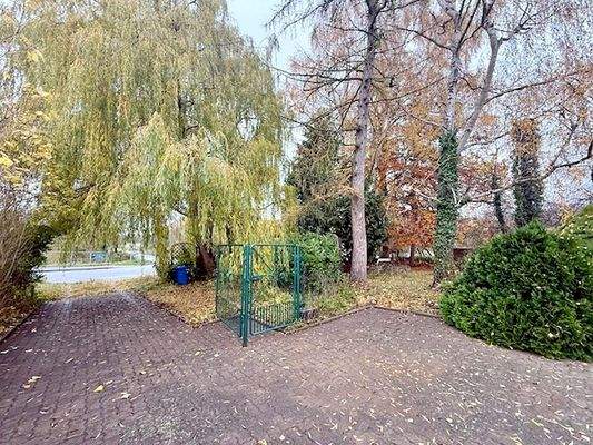 Blick zur Straße und Garten