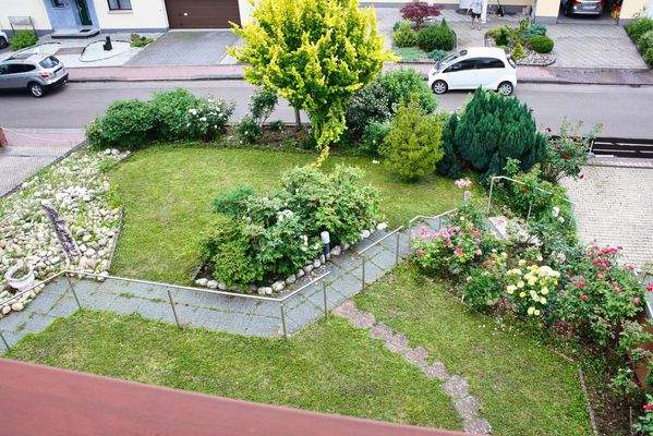 Blick von Loggia in Vorgarten