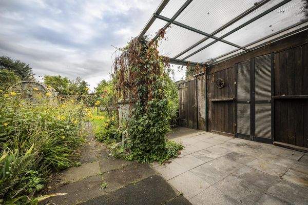 Großer Garten mit Anbau