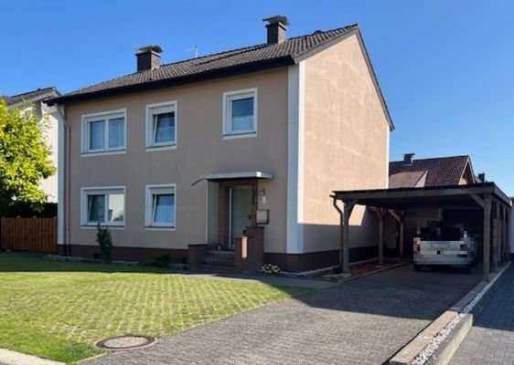 Hausansicht mit Carport