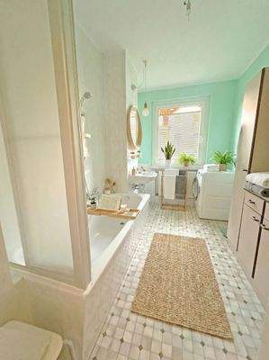 Tageslichtbad mit Wanne