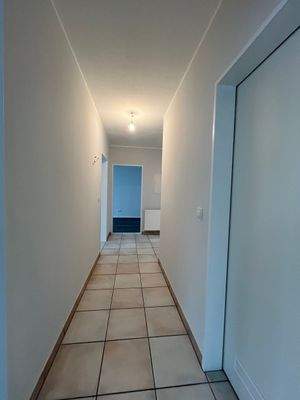 Heller Flur mit Fliesenboden