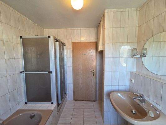 Tageslichtbad mit Wanne, Dusche u. WC