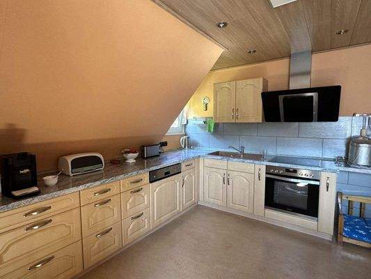 18 Küche mit Einbauküche.jpg