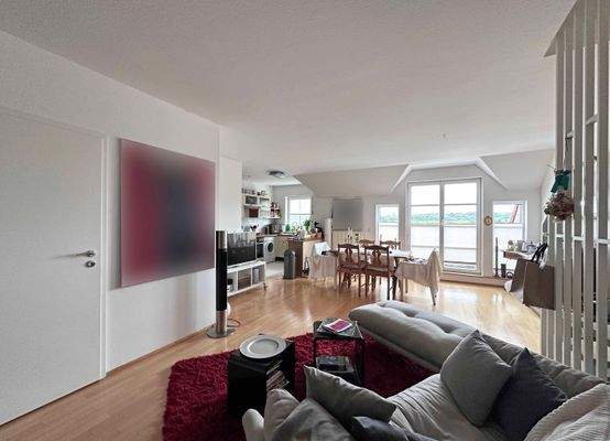 Blick ins Wohn- u. Esszimmer