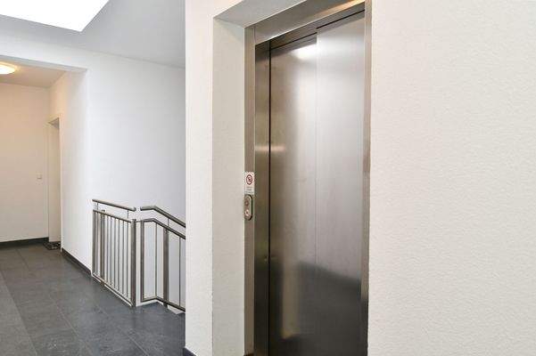 Aufzug vor der Tür