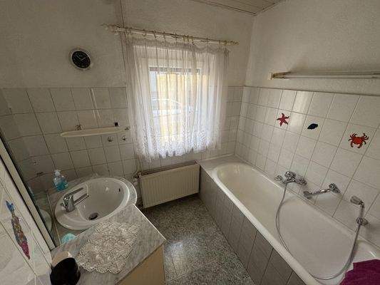 Badezimmer mit Badewanne - Erdgeschoss