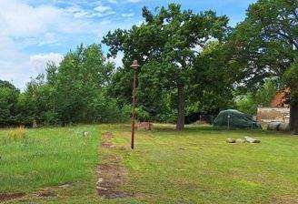 Blick von der Straße auf das Grundstück