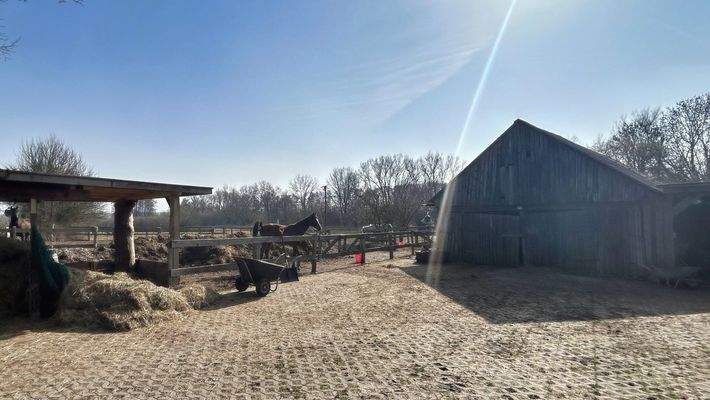 Unterstand und Stall