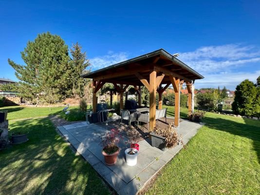 Überdachte Terrasse im Garten