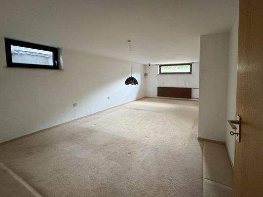 Wohnlich ausgebautes Zimmer im Kellergeschoss