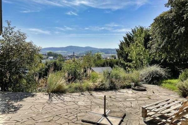 Terrasse mit Blick auf die Stadt