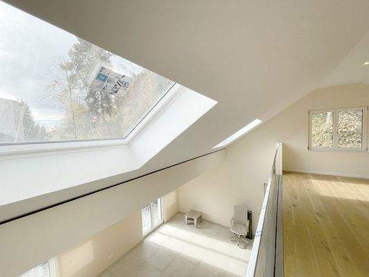 Große helle Fensterflächen an Bürobereich und Galerie