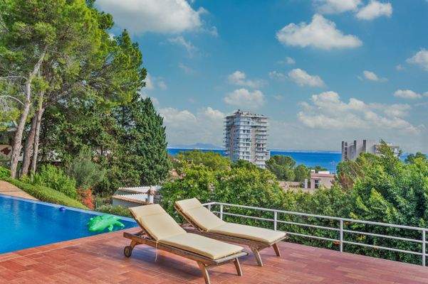 Pool and views in villa in Palmanova