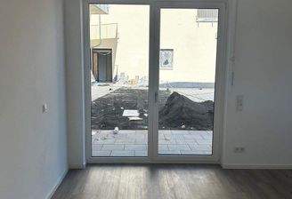 Wohnbereich mit Ausblick auf Terrasse