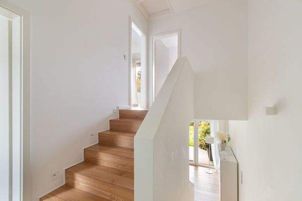 Hochwertige Holztreppe zur Verbindung der Splitlevel