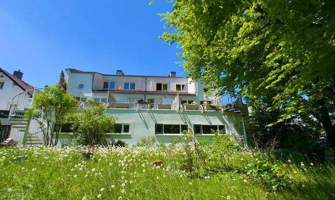 Blick vom Garten auf das Haus